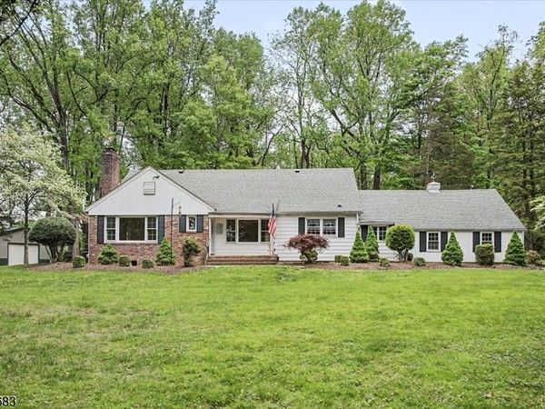 9 Dogwood Drive, Clinton, NJ 08801