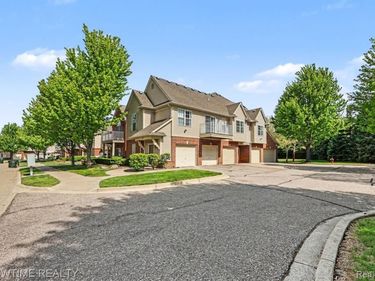 8568 Heywood Circle, Sterling Heights, MI 48312