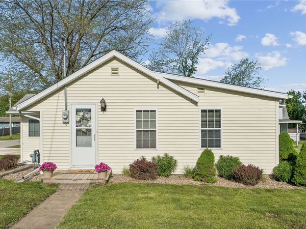 207 Center Avenue, Urbana, IA 52345