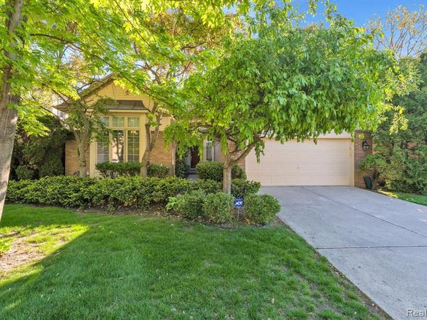 30 Turnberry Lane, Dearborn, MI 48120