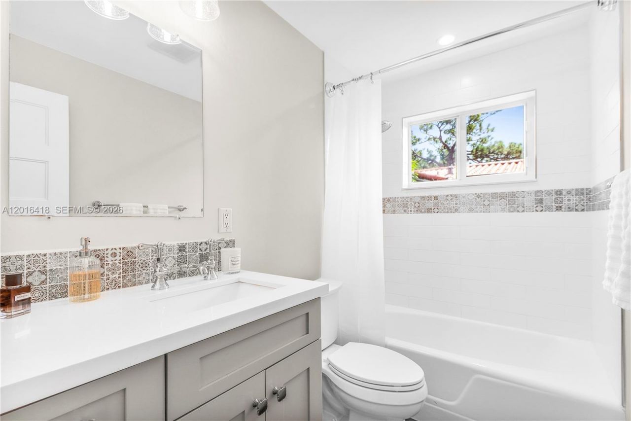 1705 NE 24th St, Wilton Manors, FL 33305 Photo