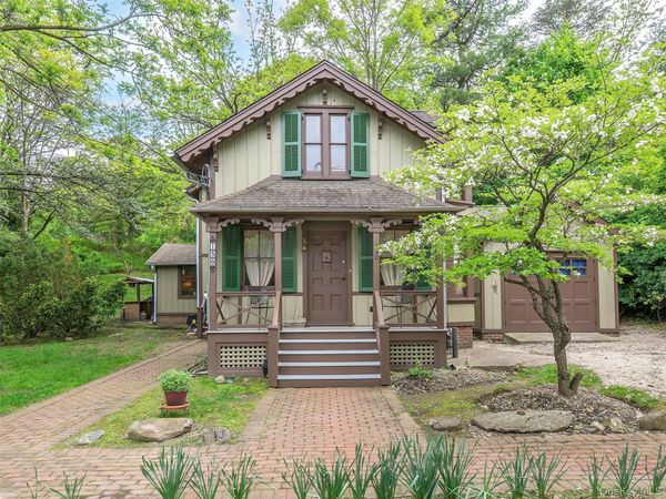 130 Mott Avenue , Roslyn, NY 11576