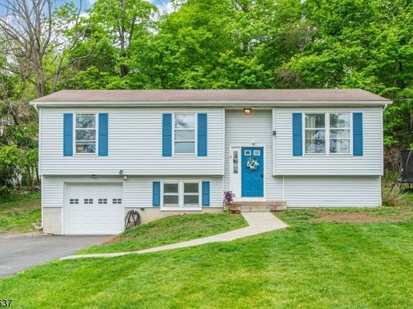 5 Valley Dr W, Vernon, NJ 07418
