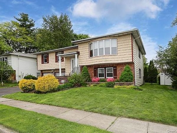 8 Broadfield Place , Glen Cove, NY 11542