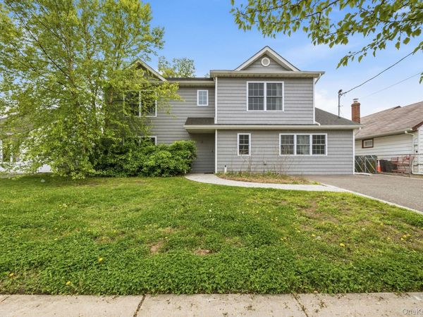 3 Sunrise Street , Plainview, NY 11803