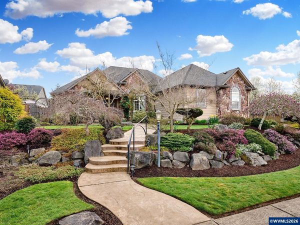 910 Pioneer Dr, Silverton, OR 97381