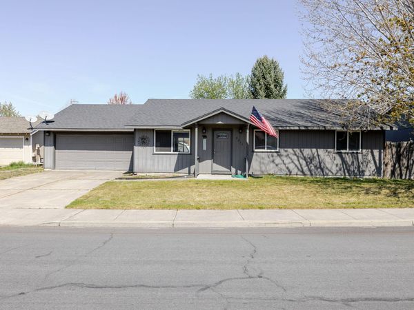 3211 SW Salmon Avenue, Redmond, OR 97756