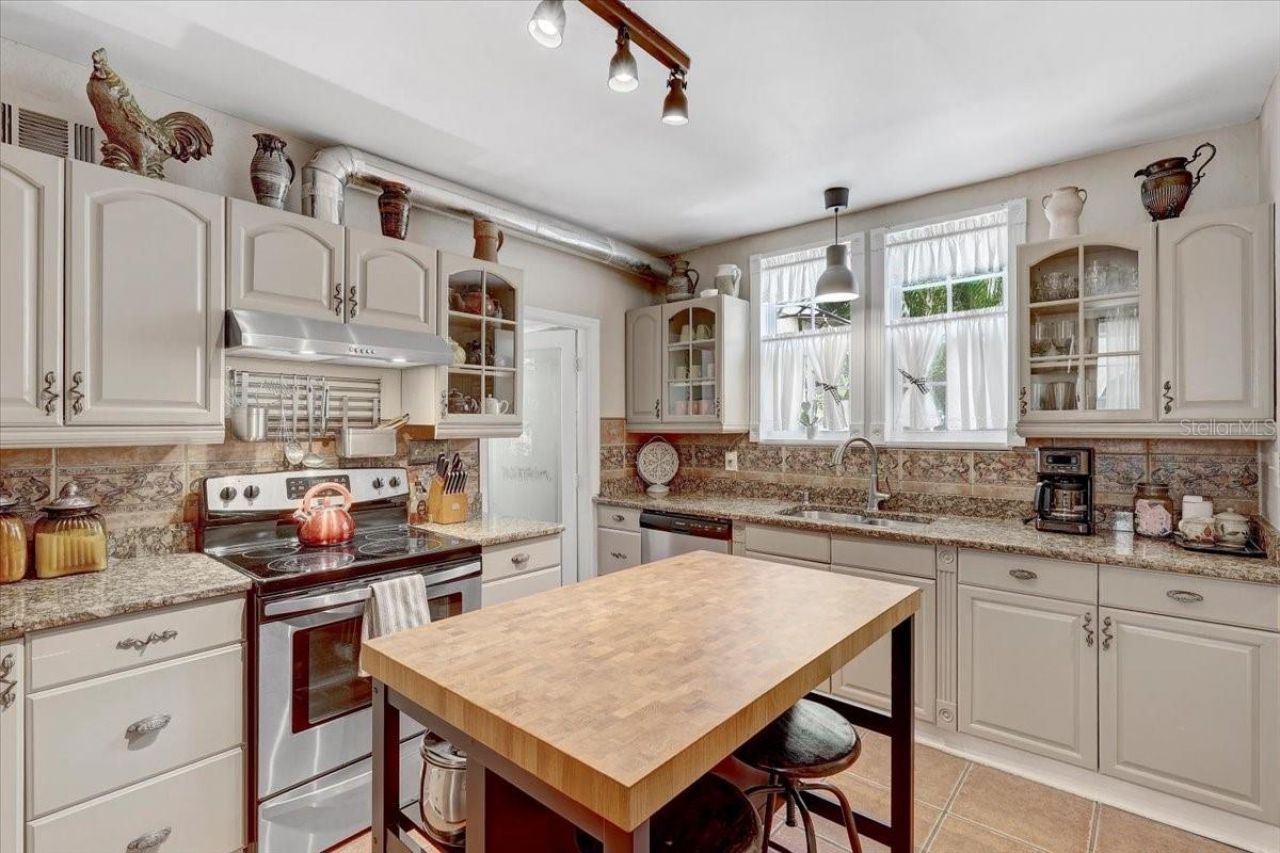 325 49th Street N, Saint Petersburg, FL 33710 Photo