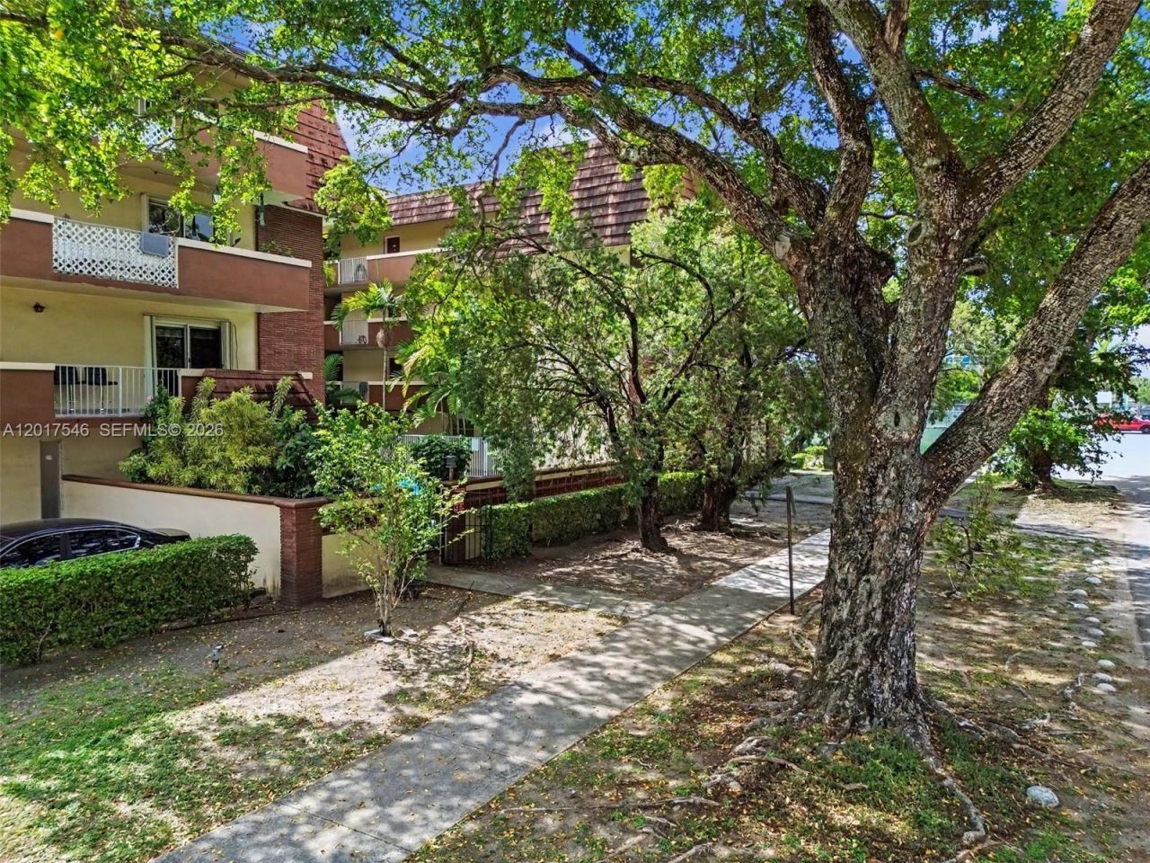 685 Miller Dr, Unit E205, Miami Springs, FL 33166 Photo