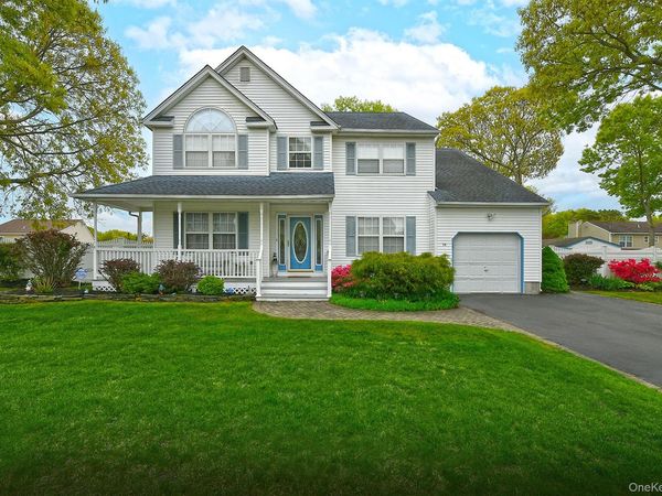 79 6th Avenue, Holtsville, NY 11742