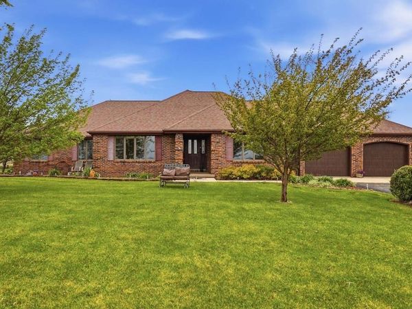 9096 Stagecoach Trail, Warren, IL 61087