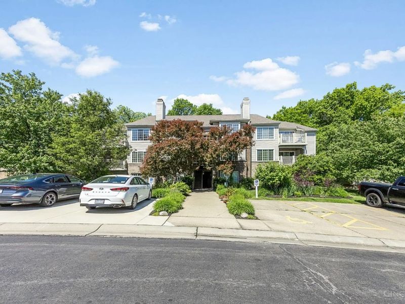 9821 Regatta Drive, Unit 303, Cincinnati, OH 45252 Photo 2