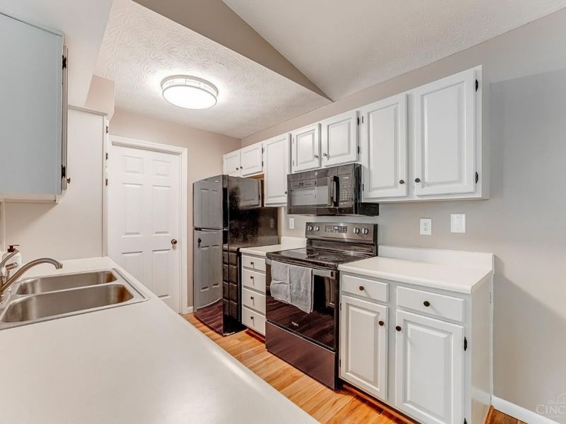 9821 Regatta Drive, Unit 303, Cincinnati, OH 45252 Photo 6