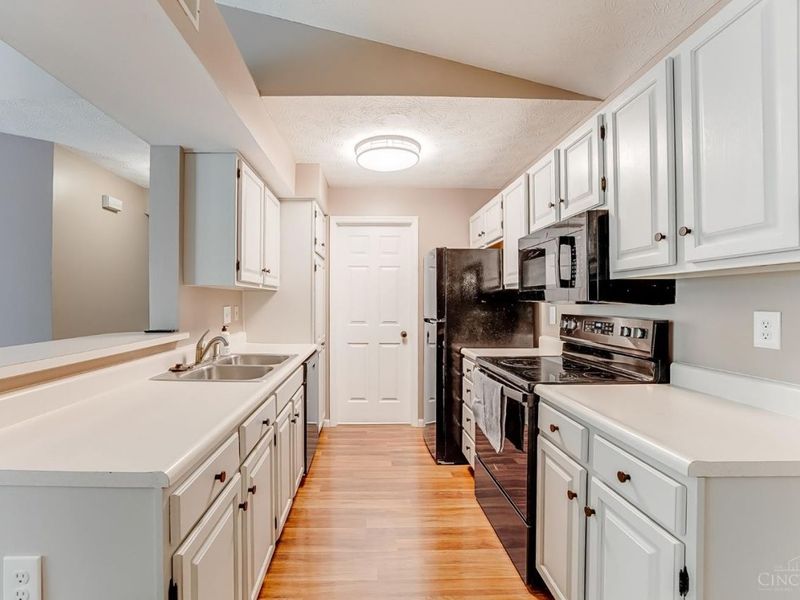 9821 Regatta Drive, Unit 303, Cincinnati, OH 45252 Photo 7