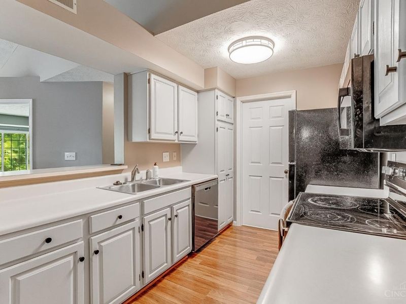 9821 Regatta Drive, Unit 303, Cincinnati, OH 45252 Photo 8