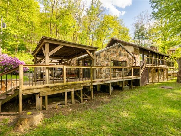 750 Lake Side Rd , Addison, PA 15411