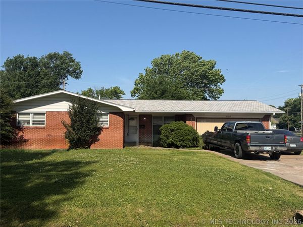 604 S White Avenue , Wagoner, OK 74467