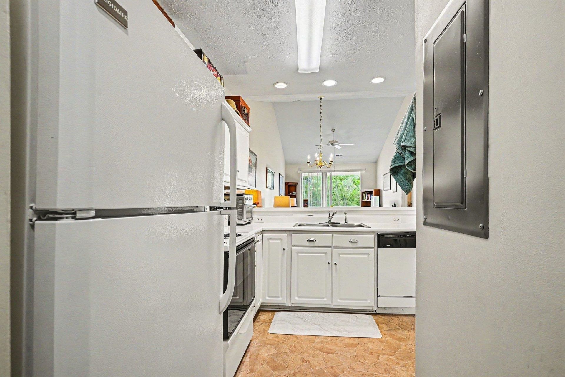 646 River Oaks Dr.  Photo 19