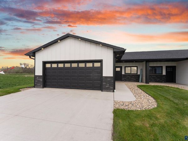 704 N Clark St, Lennox, SD 57039