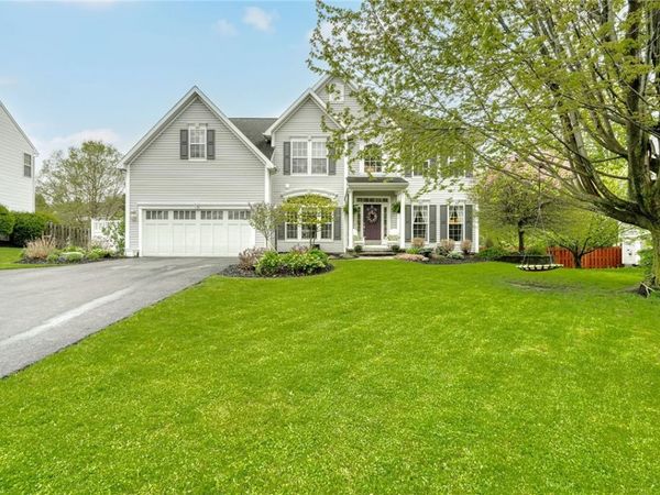 15 Dickinson Crossing, Fairport, NY 14450