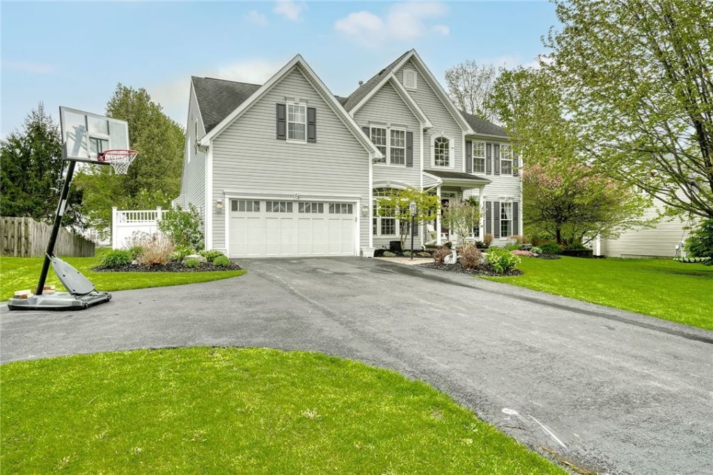15 Dickinson Crossing, Fairport, NY 14450 Main Photo