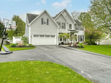 15 Dickinson Crossing, Fairport, NY 14450