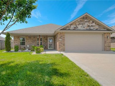 110 NW Lindsey Lane, Grain Valley, MO 64029