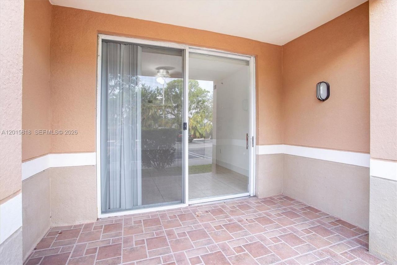6861 SW 44th St, Unit 109, Miami, FL 33155 Photo