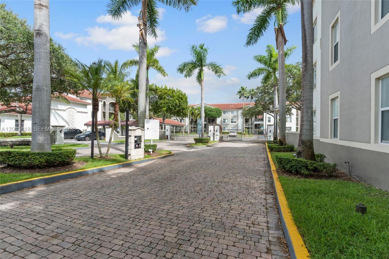 6861 SW 44th St, Unit 109, Miami, FL 33155 Photo