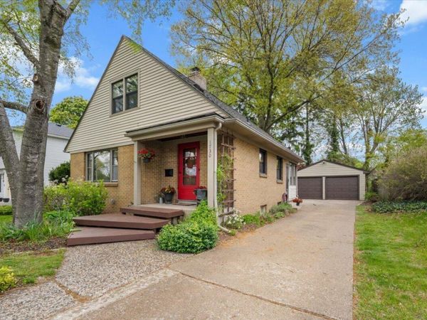 1730 Cambridge Drive SE, Grand Rapids, MI 49506