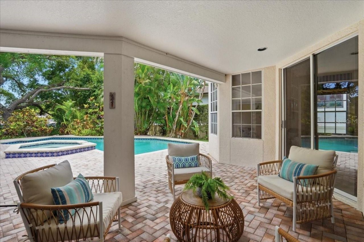 860 Sand Pine Drive Ne, Saint Petersburg, FL 33703 Photo