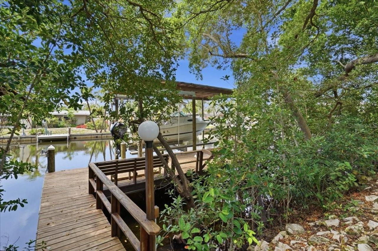 860 Sand Pine Drive Ne, Saint Petersburg, FL 33703 Photo