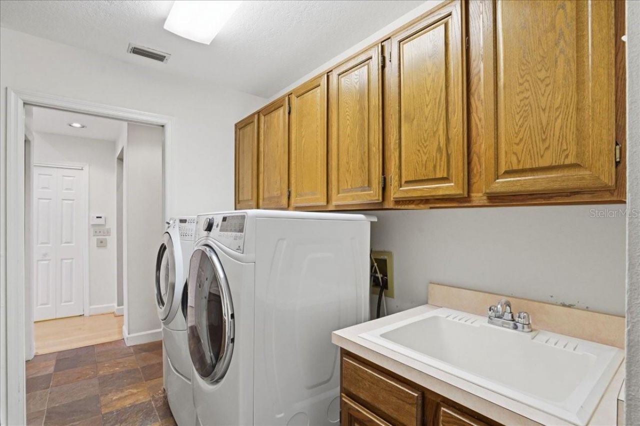 860 Sand Pine Drive Ne, Saint Petersburg, FL 33703 Photo