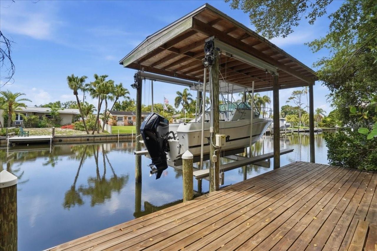 860 Sand Pine Drive Ne, Saint Petersburg, FL 33703 Photo