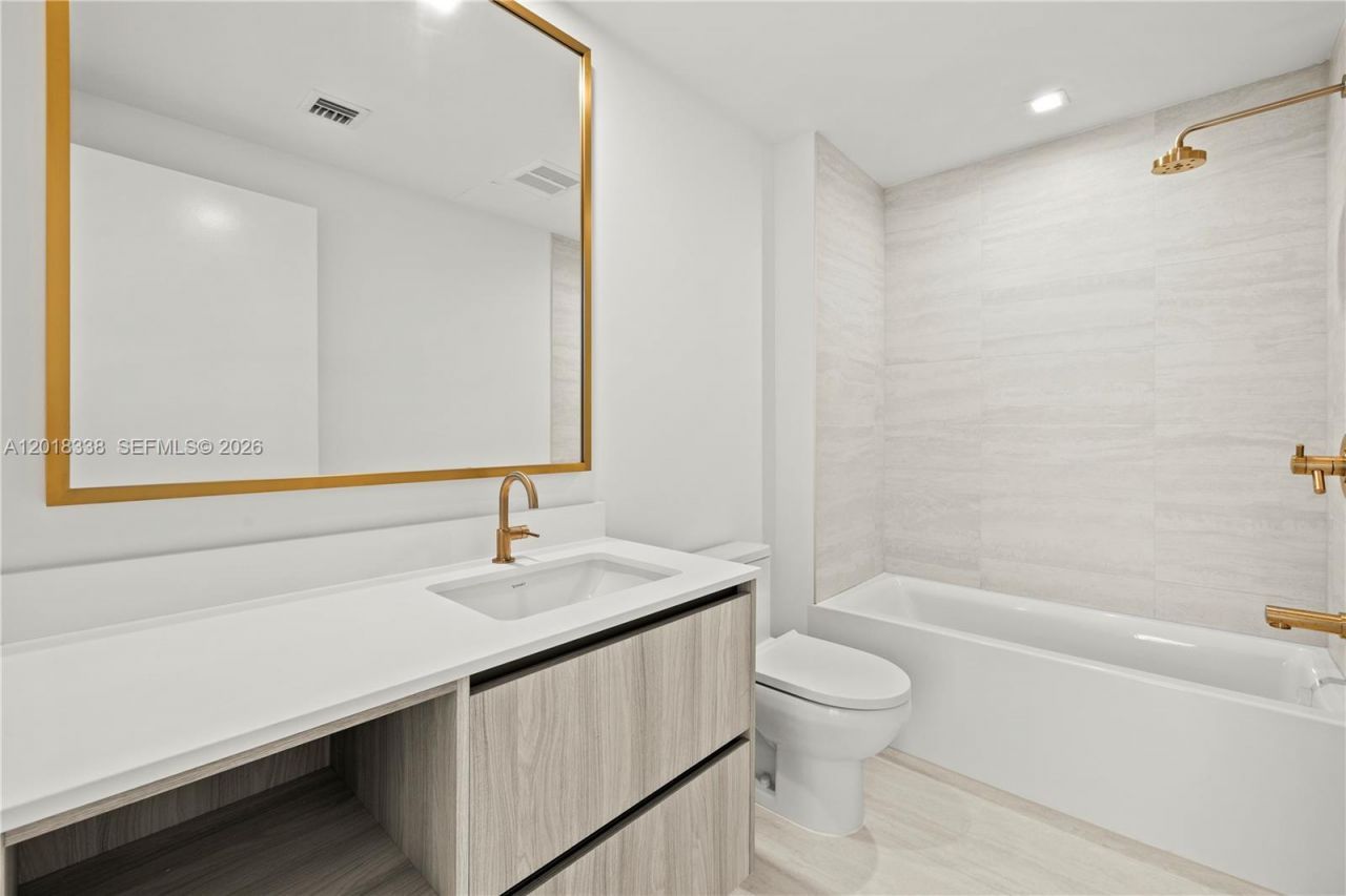 77 SE 5th , Unit 2404, Miami, FL 33131 Photo