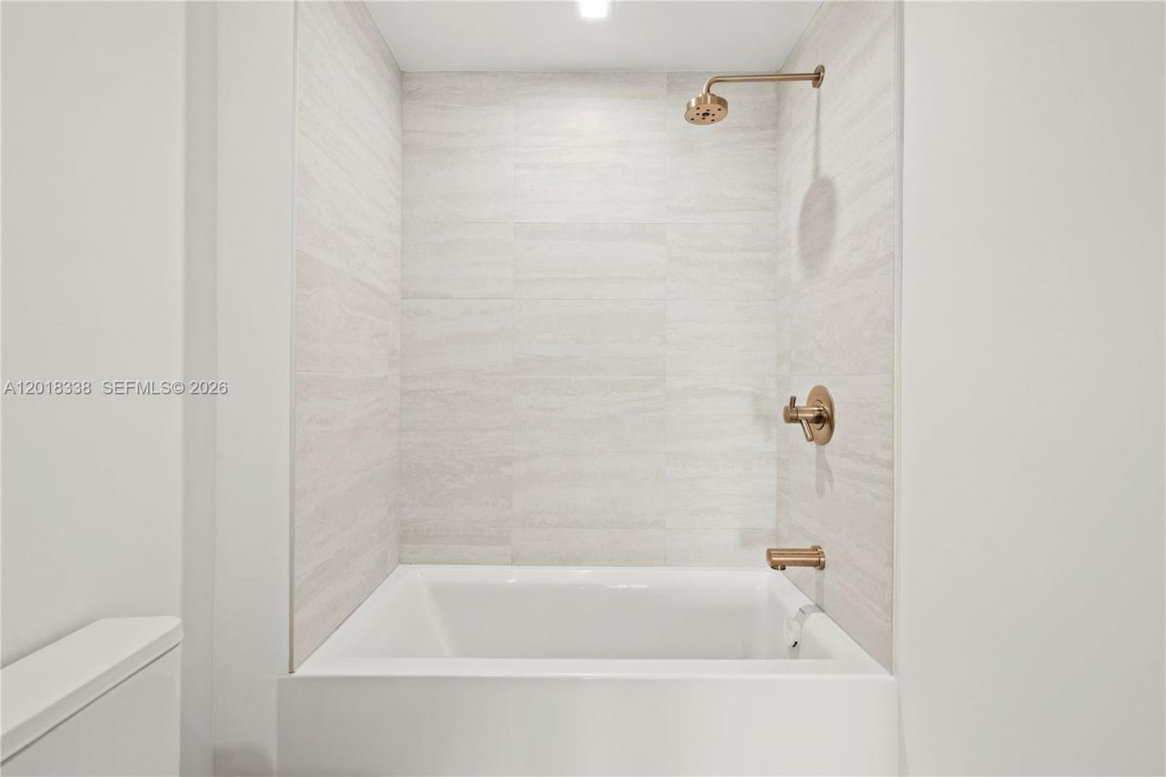 77 SE 5th , Unit 2404, Miami, FL 33131 Photo