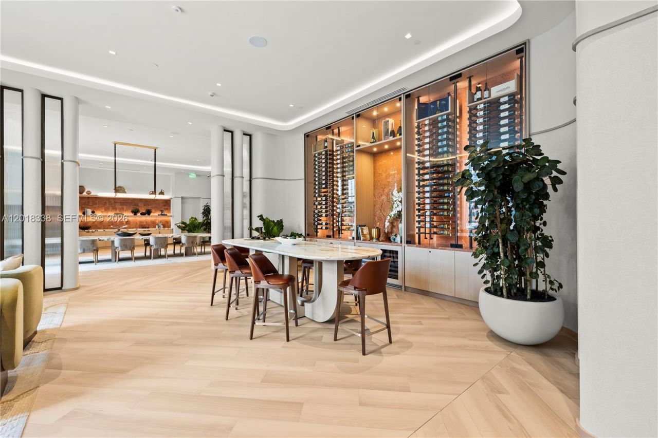 77 SE 5th , Unit 2404, Miami, FL 33131 Photo
