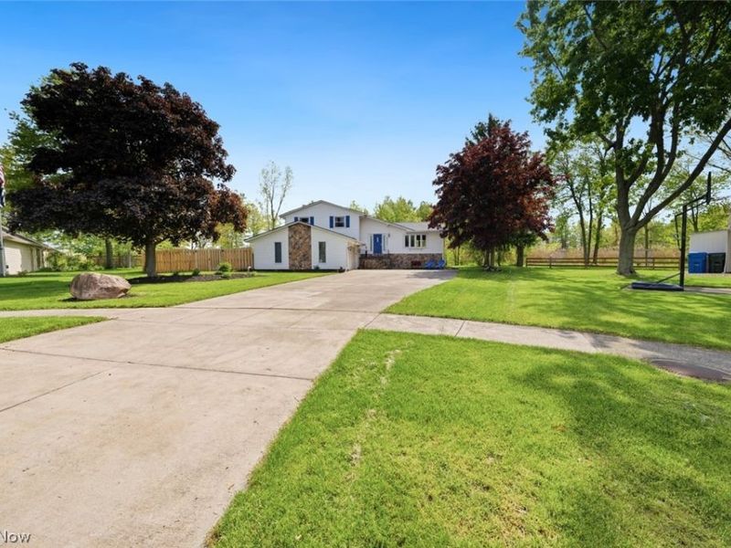 5565 Pin Oak Circle, Sheffield Village, OH 44054 Photo 2