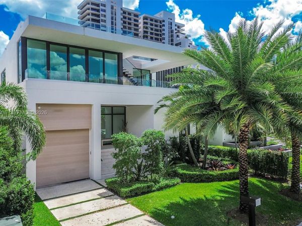 1092 N Venetian Dr, Miami, FL 33139