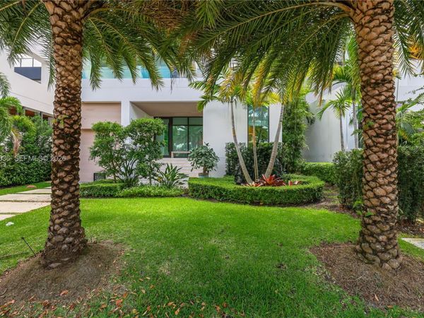 1092 N Venetian Dr, Miami, FL 33139
