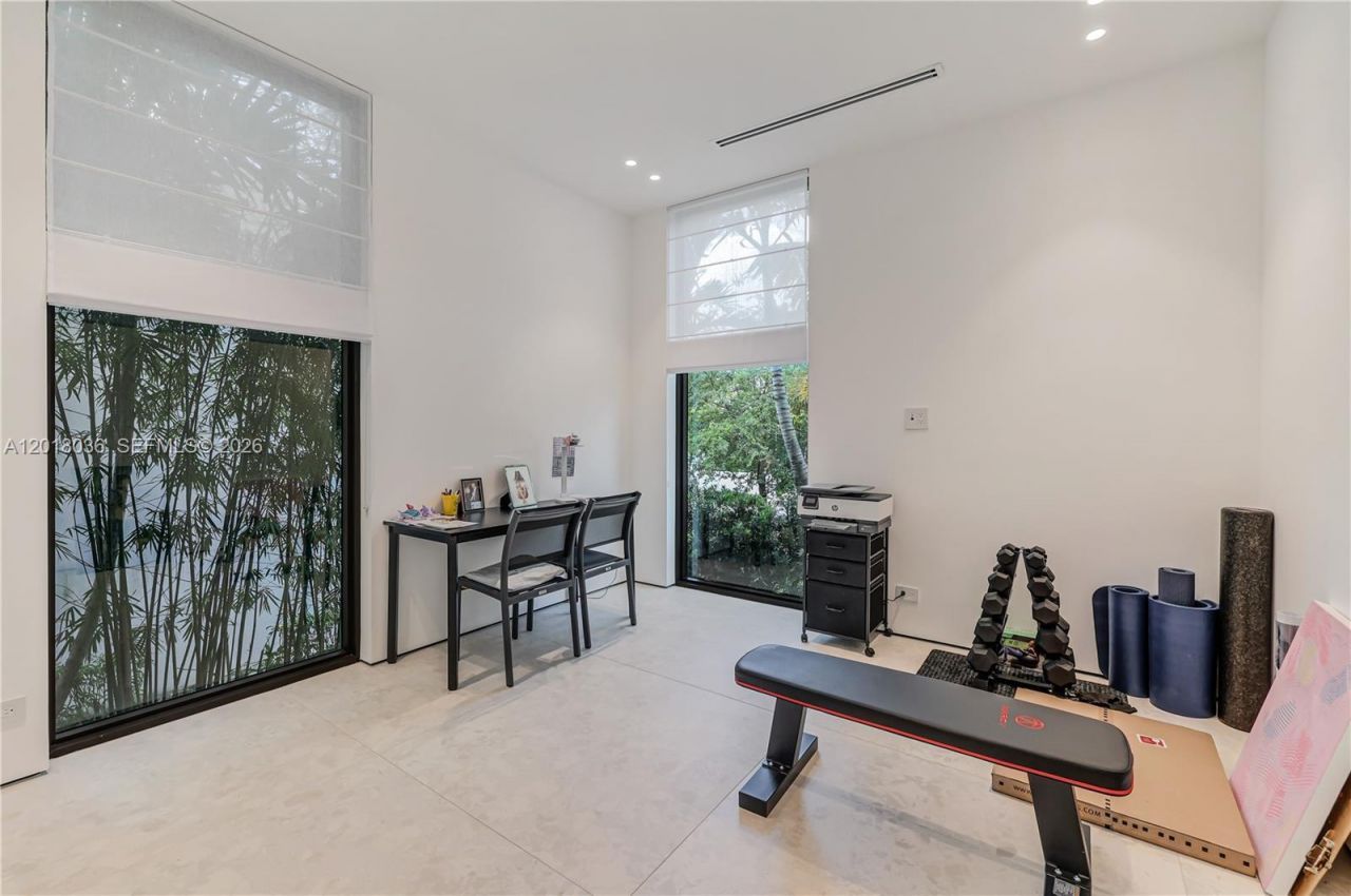 1092 N Venetian Dr, Miami, FL 33139 Photo