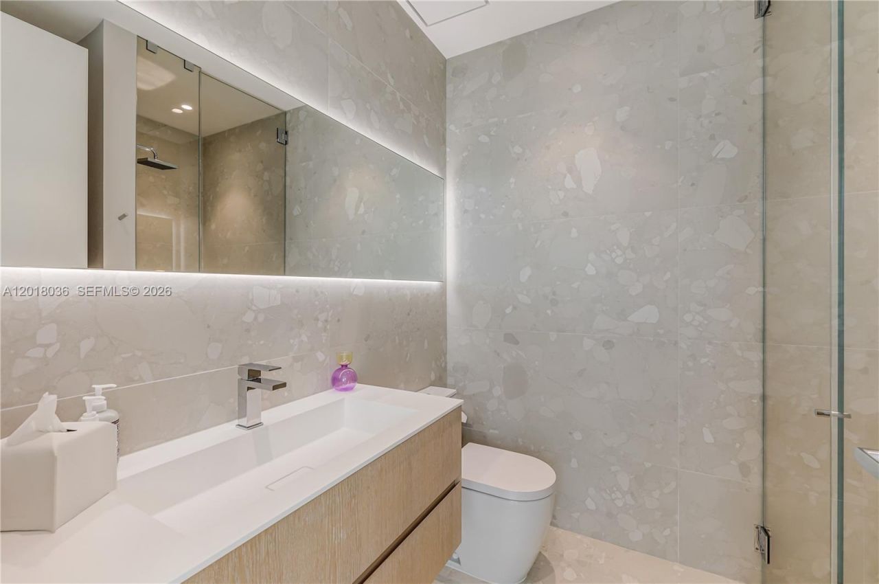1092 N Venetian Dr, Miami, FL 33139 Photo