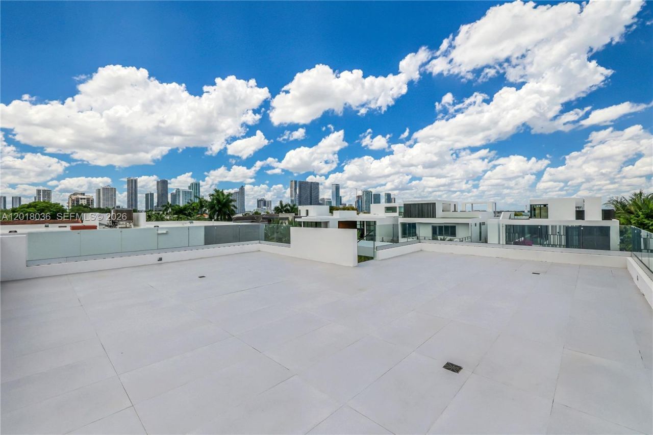 1092 N Venetian Dr, Miami, FL 33139 Photo