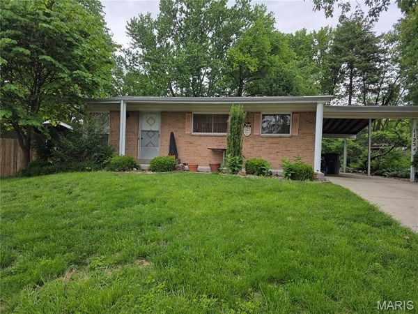 1125 Apache Drive , Florissant, MO 63033