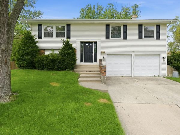 2S206 Mayfield Lane , Glen Ellyn, IL 60137