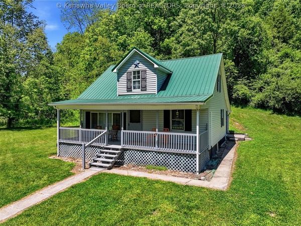 556 Coon Creek, Hurricane, WV 25526