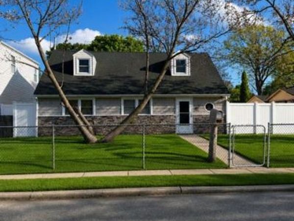 700 Sharon Road , Copiague, NY 11726
