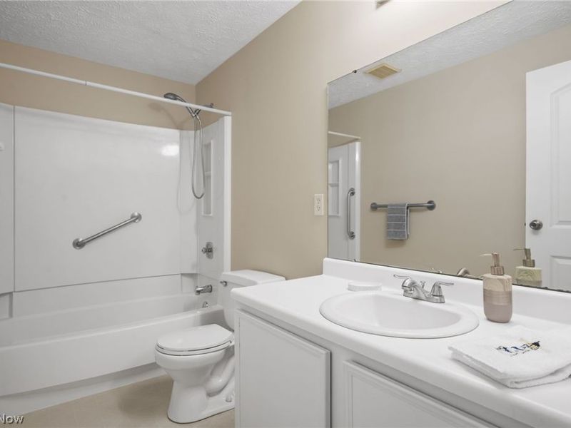 7396 S Chestnut Commons Drive, Mentor, OH 44060 Photo 19