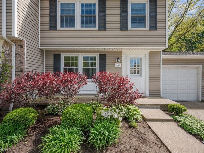 7396 S Chestnut Commons Drive, Mentor, OH 44060 Photo 2