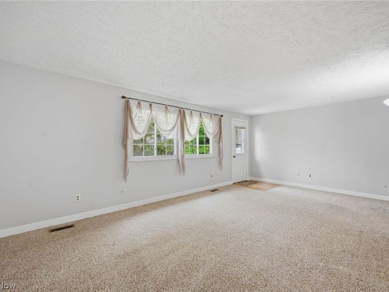 7396 S Chestnut Commons Drive, Mentor, OH 44060 Photo 6